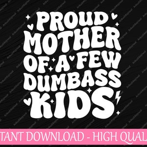 Puede incluir: Diseño gráfico negro con el texto blanco "PROUD MOTHER OF A FEW DUMBASS KIDS" en una fuente retro. El diseño incluye corazones, estrellas y un rayo. Una pancarta rosa en la parte inferior dice "INSTANT DOWNLOAD - HIGH QUALITY".