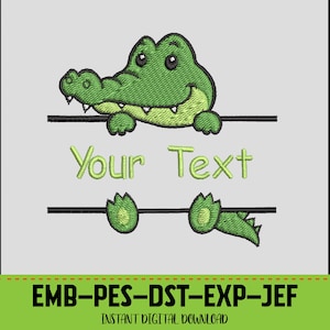 Könnte beinhalten: Ein digitales Stickdesign mit einem lächelnden grünen Alligator über einer horizontalen Linie, darunter der Text "Your Text". Das Design enthält den Text "EMB-PES-DST-EXP-JEF" und "INSTANT DIGITAL DOWNLOAD" am unteren Rand.