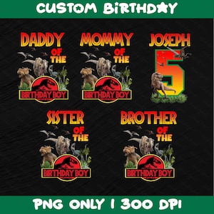 Puede incluir: Diseño gráfico negro con camisetas de cumpleaños con temática de dinosaurios. Las camisetas dicen "Papá del cumpleañero", "Mamá del cumpleañero", "Joseph 5", "Hermana del cumpleañero" y "Hermano del cumpleañero".