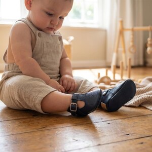 Navy blue leather baby shoes moccasins slippers Marineblaue Babyschuhe aus Leder Mokassins Hausschuhe Chaussons bébé en cuir bleu marine mocassins Zapatos de bebé de cuero azul marino mocasines pantuflas Scarpe neonato in pelle blu navy mocassini pantofole Marineblauwe leren babyschoentjes mocassins sloffen ネイビーブルーのレザーベビーシューズ モカシン スリッパ 海军蓝皮革婴儿鞋莫卡辛鞋拖鞋