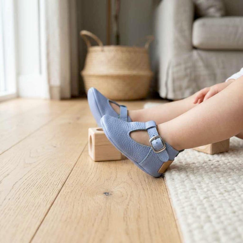 Baby blue leather shoes moccasin soft sole infant booties zapatos bebé azul celeste cuero mocasines suela blanda babyblau Leder Baby Schuhe Mokassins weiche Sohle chaussures bébé bleu ciel cuir mocassins semelle souple scarpe neonato azzurro pelle mocassini suola morbida babyblauw leren babyschoen moccasins zachte zool 浅蓝色皮革婴儿鞋软底 ベビーブルーレザーベビーシューズモカシン हल्का नीला चमड़ा जूते नरम أحذية طفل أزرق فاتح ناعمة sapatos bebê azul bebê couro sola macia 베이비 블루 가죽 베이비 슈즈 모카신