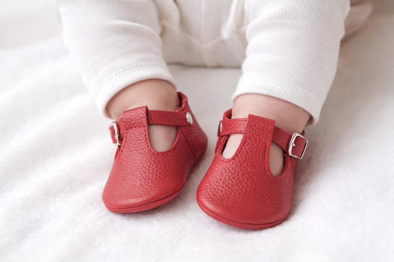 Red real leather baby shoes Moccasins Slippers boy girl Rote Babyschuhe aus echtem Leder Mokassins Hausschuhe Jungen Mädchen Chaussons bébé en cuir véritable rouge mocassins garçon fille Zapatos de bebé de cuero real rojo mocasines pantuflas niño niña Scarpe neonato in vera pelle rossa mocassini pantofole bambino bambina Rode echt leren babyschoentjes mocassins sloffen jongen meisje レッドの本革ベビーシューズ モカシン スリッパ 男の子 女の子 红色真皮婴儿鞋莫卡辛鞋拖鞋男童女童