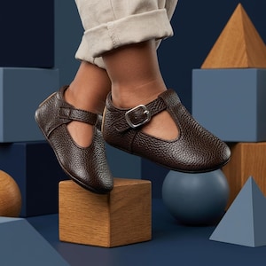Handmade Dark Brown Leather Baby T-Strap Shoes, Koyu Kahverengi Deri Bebek T-Strap Ayakkabı, Zapatos de bebé cuero marrón, Dunkelbraune Baby-Lederschuhe, Chaussures bébé cuir marron, Scarpine neonato pelle marrone, Bruine leren babyschoentjes, 深棕色真皮婴儿鞋, ダークブラウン レザー ベビーシューズ, डार्क ब्राउन लेदर बेबी जूते, حذاء طفل جلدي بني داكن, Sapatinho de couro marrom, 다크 브라운 가죽 아기 신발