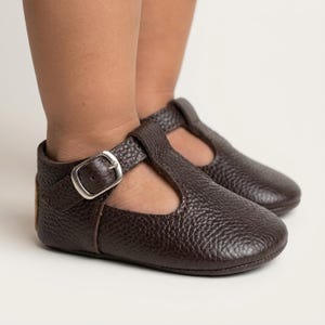 Handmade Dark Brown Leather Baby T-Strap Shoes, Koyu Kahverengi Deri Bebek T-Strap Ayakkabı, Zapatos de bebé cuero marrón, Dunkelbraune Baby-Lederschuhe, Chaussures bébé cuir marron, Scarpine neonato pelle marrone, Bruine leren babyschoentjes, 深棕色真皮婴儿鞋, ダークブラウン レザー ベビーシューズ, डार्क ब्राउन लेदर बेबी जूते, حذاء طفل جلدي بني داكن, Sapatinho de couro marrom, 다크 브라운 가죽 아기 신발