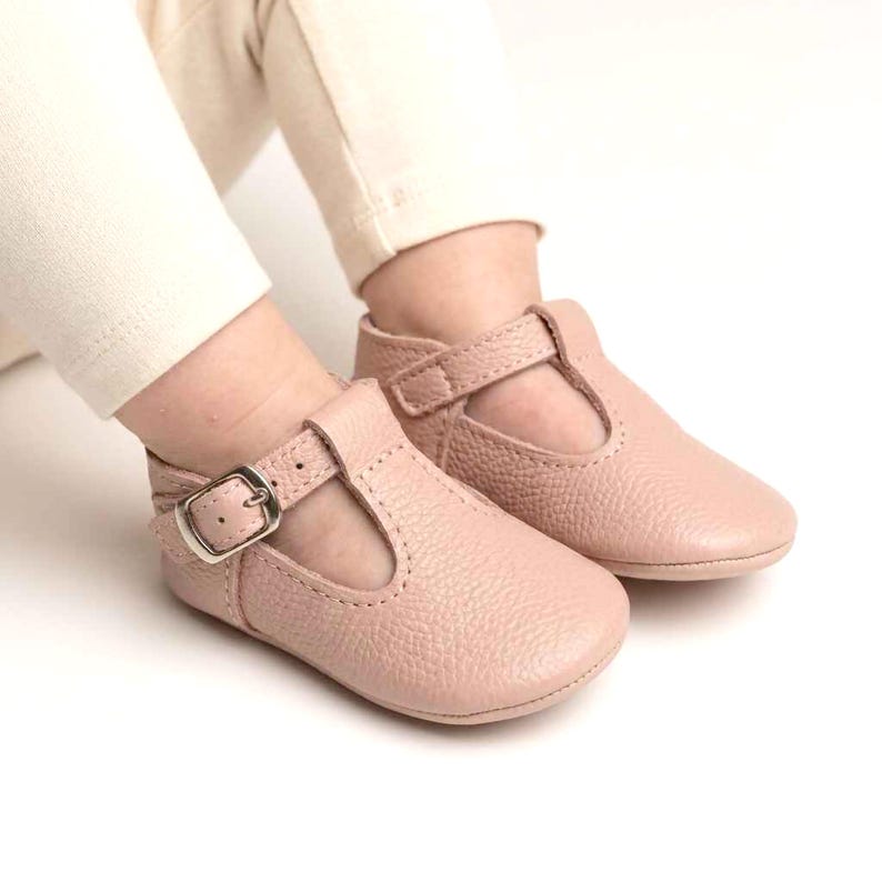 Handmade Blush Pink Leather Baby Booties, Pudra Pembe Deri Bebek Patiği Ayakkabı, Patucos de bebé en cuero rosa palo, Puderrosa Baby-Booties aus Leder, Bottines bébé en cuir rose poudré, Scarpine neonato in pelle rosa cipria, Poederroze leren babyslofjes, Babyroze lederen booties, 粉 color 真皮婴儿鞋, ブラッシュピンク レザー ベビーブーティ, ब्लश पिंक लेदर बेबी बूटीज, حذاء طفل جلدي وردي فاتح, Sapatinho bootie de couro rosa claro, 블러쉬 핑크 가죽 아기 부티
