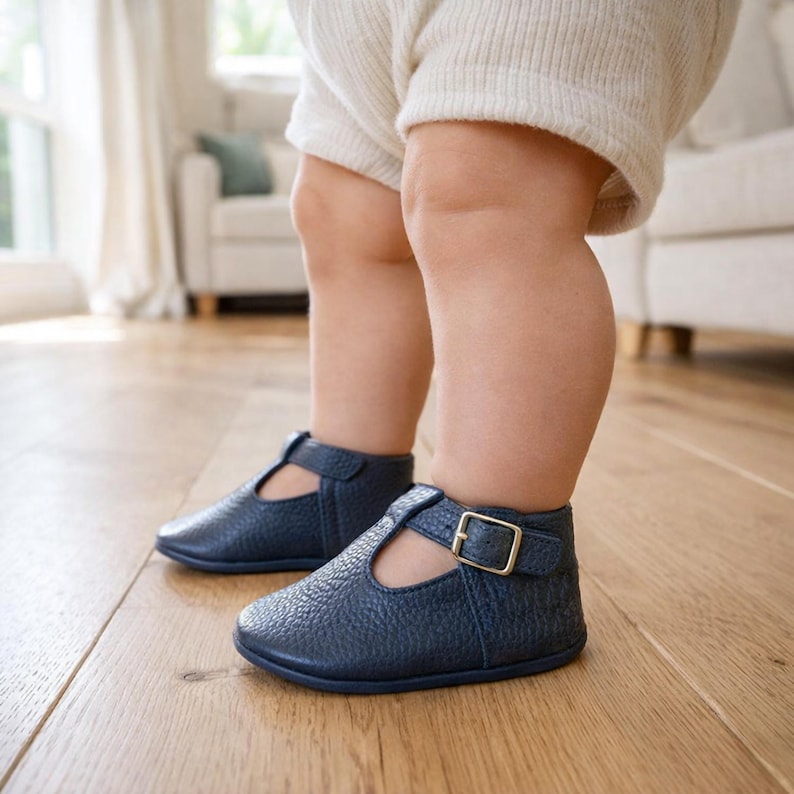Navy blue leather baby shoes moccasins slippers Marineblaue Babyschuhe aus Leder Mokassins Hausschuhe Chaussons bébé en cuir bleu marine mocassins Zapatos de bebé de cuero azul marino mocasines pantuflas Scarpe neonato in pelle blu navy mocassini pantofole Marineblauwe leren babyschoentjes mocassins sloffen ネイビーブルーのレザーベビーシューズ モカシン スリッパ 海军蓝皮革婴儿鞋莫卡辛鞋拖鞋