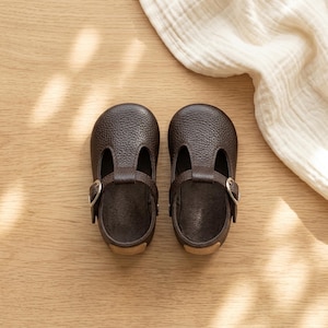 Handmade Dark Brown Leather Baby T-Strap Shoes, Koyu Kahverengi Deri Bebek T-Strap Ayakkabı, Zapatos de bebé cuero marrón, Dunkelbraune Baby-Lederschuhe, Chaussures bébé cuir marron, Scarpine neonato pelle marrone, Bruine leren babyschoentjes, 深棕色真皮婴儿鞋, ダークブラウン レザー ベビーシューズ, डार्क ब्राउन लेदर बेबी जूते, حذاء طفل جلدي بني داكن, Sapatinho de couro marrom, 다크 브라운 가죽 아기 신발