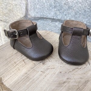 Handmade Dark Brown Leather Baby T-Strap Shoes, Koyu Kahverengi Deri Bebek T-Strap Ayakkabı, Zapatos de bebé cuero marrón, Dunkelbraune Baby-Lederschuhe, Chaussures bébé cuir marron, Scarpine neonato pelle marrone, Bruine leren babyschoentjes, 深棕色真皮婴儿鞋, ダークブラウン レザー ベビーシューズ, डार्क ब्राउन लेदर बेबी जूते, حذاء طفل جلدي بني داكن, Sapatinho de couro marrom, 다크 브라운 가죽 아기 신발