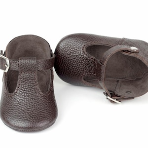Handmade Dark Brown Leather Baby T-Strap Shoes, Koyu Kahverengi Deri Bebek T-Strap Ayakkabı, Zapatos de bebé cuero marrón, Dunkelbraune Baby-Lederschuhe, Chaussures bébé cuir marron, Scarpine neonato pelle marrone, Bruine leren babyschoentjes, 深棕色真皮婴儿鞋, ダークブラウン レザー ベビーシューズ, डार्क ब्राउन लेदर बेबी जूते, حذاء طفل جلدي بني داكن, Sapatinho de couro marrom, 다크 브라운 가죽 아기 신발