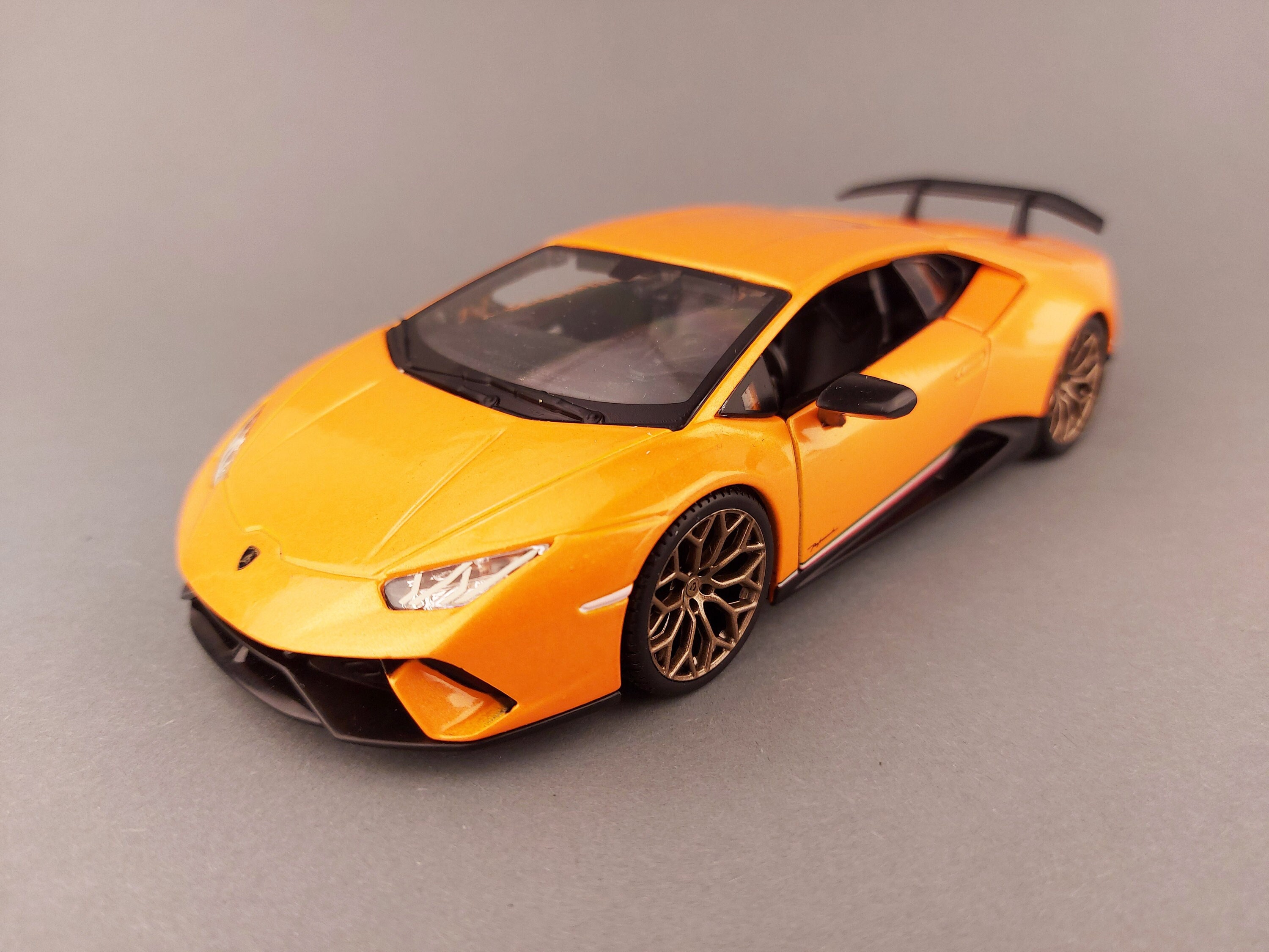 Burago 1:24 Lamborghini Sian FKP 37: Collectible Die Cast Model Car for  Kids & Adults