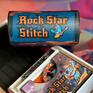 Caja de barajas Lorcana - Rock Star Stitch