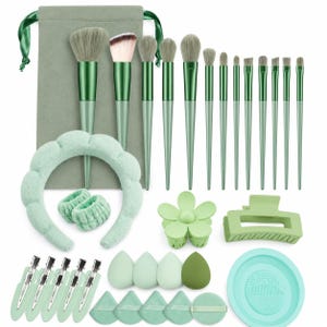 Könnte beinhalten: Ein komplettes Make-up-Set in Mintgrün, einschließlich Pinsel, Schwämme, Haaraccessoires und einer Pinselreinigungsmatte. Das Set enthält eine Vielzahl von Pinselgrößen und -formen, ein Stirnband, Armbänder, Haarspangen und eine blütenförmige Haarspange.