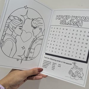 Op de afbeelding: Een open kleurboek met een KPOP woordzoeker en een lijntekening van twee mensen. De woordzoeker staat op de rechterpagina en de illustratie van twee mensen die tegenover elkaar staan op de linkerpagina.