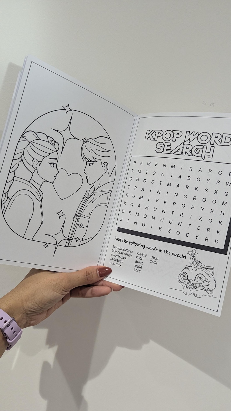 Op de afbeelding: Een open kleurboek met een KPOP woordzoeker en een lijntekening van twee mensen. De woordzoeker staat op de rechterpagina en de illustratie van twee mensen die tegenover elkaar staan op de linkerpagina.