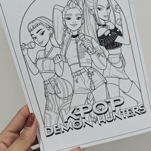Op de afbeelding: Zwart-wit illustratie van drie vrouwen met microfoons, met de tekst "KPOP DEMON HUNTERS". De vrouwen dragen modieuze outfits, waaronder crop tops en shorts.