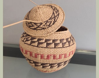 Native basket Yekuana vegetal dyes and moriche Mainque