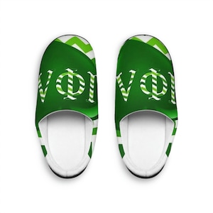 Peut inclure: Une paire de pantoufles à motif chevron vert et blanc avec les lettres "VΦI" sur le devant.