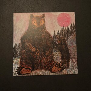 Tarjeta de Mamá Osa y Bebé Oso / Arte de Animales del Bosque / Interior en blanco / Regalo estético / Ilustración de Escena Forestal / Tarjeta de felicitación de Sol Rosa