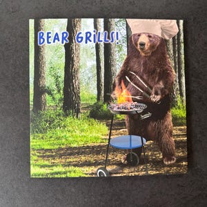 Carte de fête des pères Bear Grills | salutation drôle d'ours de BBQ | Carte vierge premium avec enveloppe | Carte de jeu de mots pour papa | Humour de cuisine en plein air