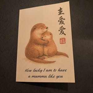 Tarjeta de felicitación para mamá nutria: «Qué suerte tengo de tener una mamá como tú» – Tarjeta para el Día de la Madre o cumpleaños / Interior en blanco / Sobre / Nutria bebé