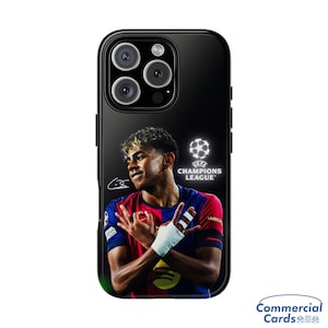 以下が含まれることがあります： 赤と青のユニフォームを着たサッカー選手が描かれた黒い携帯電話ケース。「Champions League」の文字とサイン入り。 スタイリッシュな携帯電話アクセサリーです。