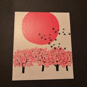 Tarjeta de felicitación de flor de cerezo / Arte de inspiración japonesa / Interior en blanco / Sol rojo y árboles de sakura / Regalo estético / Impresión minimalista de naturaleza