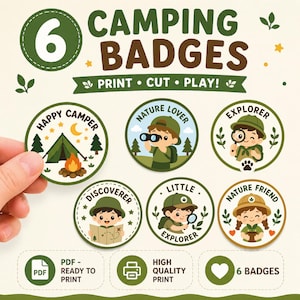 Könnte beinhalten: Sechs Camping-Abzeichen mit Illustrationen von Zelten, Lagerfeuern und Kindern mit Ferngläsern und Lupen. Der Text enthält "Camping Badges", "Print, Cut, Play!" und Abzeichentitel wie "Happy Camper" und "Nature Lover".