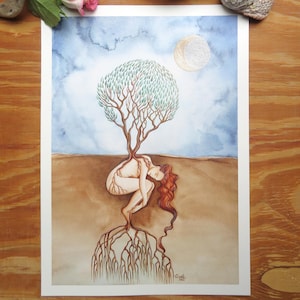 Könnte beinhalten: Aquarelldruck, der eine Frau zeigt, die mit einem Baum verschmilzt. Das Kunstwerk zeigt eine Frau mit langen roten Haaren, einen Baum mit grünen Blättern und einen Mond in einer blau-braunen Landschaft. Die Kunst ist unten rechts signiert.