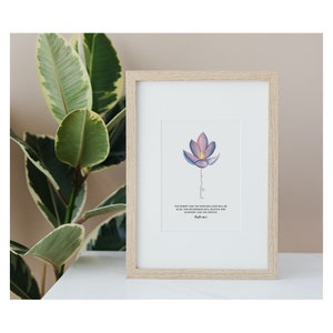 Könnte beinhalten: Ein gerahmter Druck mit einem Aquarell einer lila Blume. Der Druck enthält den Text "Die Wüste und das dürre Land werden sich freuen; die Einöde wird jubeln und blühen wie der Krokus." Jesaja 35:1