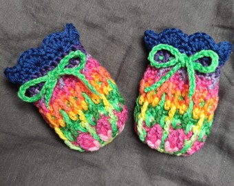 Handgefertigte texturierte Baumwolle gehäkelte Baby Handschuhe (0-12 Monate), charmantes Blumen-Design und Handgelenksbindung - Einzigartige, gemütliche, bunte Kinderhandschuhe