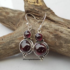 Ręcznie robione kolczyki z granatem: wiszące kolczyki ze srebra próby 925 z kamieniami szlachetnymi