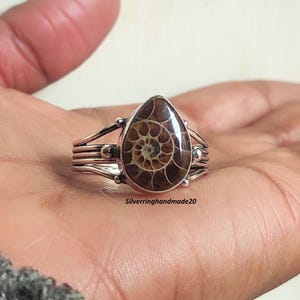 Anillo fósil de amonita en forma de pera: piedra preciosa de plata de ley 925 hecha a mano