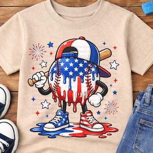 Peut inclure: T-shirt beige avec un personnage de baseball au design patriotique. La balle est rouge, blanche et bleue avec des étoiles et des rayures, portant une casquette et des baskets. Le motif comprend une batte de baseball, des feux d'artifice et des étoiles.