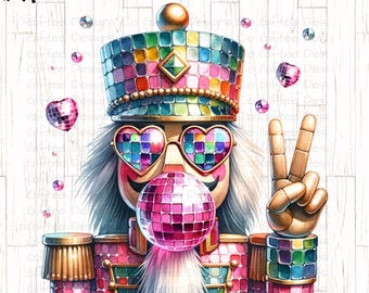 Op de afbeelding: Een kleurrijke, disco-thema nutcracker met een roze discobal in zijn mond, die hartvormige zonnebrillen en een vredesteken draagt. De nutcracker is versierd met een mozaïek van roze, blauwe, groene en gele vierkanten.