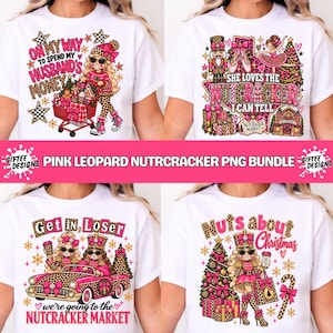 Può includere: Una collezione di quattro magliette bianche con stampe grafiche nei toni del rosa e del leopardo. I disegni includono un personaggio con un carrello, una scena di balletto dello schiaccianoci, un'auto rosa e un albero di Natale.