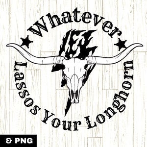 Peut inclure: Graphique noir et blanc représentant un crâne de longhorn avec le texte "Whatever Lassos Your Longhorn" dans un cercle. Le design comprend des étoiles et un éclair. Le coin inférieur gauche affiche "SVG & PNG".