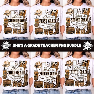 Könnte beinhalten: Ein weißes T-Shirt mit einem Grafikdesign, das einen Cowboyhut, einen Stapel Bücher mit der Aufschrift Teach, Inspire, Lead, einen Stiftehalter, einen Cowboystiefel und eine Leopardenmuster-Schleife zeigt, mit dem Text She's a Grade Teacher I can tell.