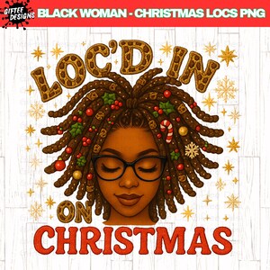 Könnte beinhalten: Digitale Illustration einer schwarzen Frau mit Dreadlocks, die mit Weihnachtsschmuck verziert sind. Der Text "LOC'D IN ON CHRISTMAS" wird in festlicher Schrift angezeigt. Die Frau trägt eine schwarze Brille und hat einen ruhigen Ausdruck. Weihnachtliches Thema.