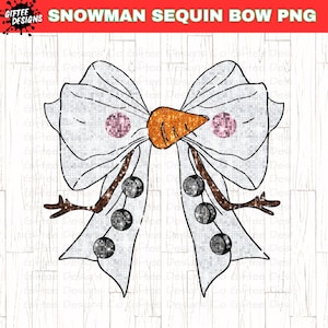 Pode incluir: Um laço branco de lantejoulas com um nariz de cenoura e olhos de carvão preto. O laço é amarrado com um nó no topo e tem dois botões pretos de cada lado. O laço está sobre um fundo de madeira branco.