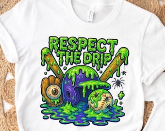Może przedstawiać: Biała koszulka z grafiką z napisem "RESPECT THE DRIP". Projekt zawiera kask baseballowy, kij baseballowy, piłkę i rękawicę, wszystkie z efektem zielonego szlamu. Pająki są również zawarte w projekcie.
