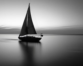 minimalistyczna, czarno-biała fotografia, mała żaglówka, woda o zmierzchu, długa ekspozycja, dekoracja ścienna, sztuka ścienna, woda, łódź, pobieranie cyfrowe