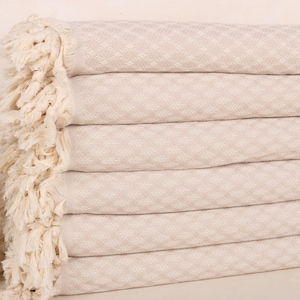Monogramfilt, Dekorativ filt, Blommigt mönstrad pläd, Pläd, 193x218 cm beige bomullspläd, Julklapp som bästa vän.
