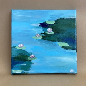 Puede incluir: Una pintura de un lago azul con nenúfares verdes y nenúfares rosas. Los nenúfares flotan en la superficie del agua. La pintura está hecha en un estilo suelto e impresionista.