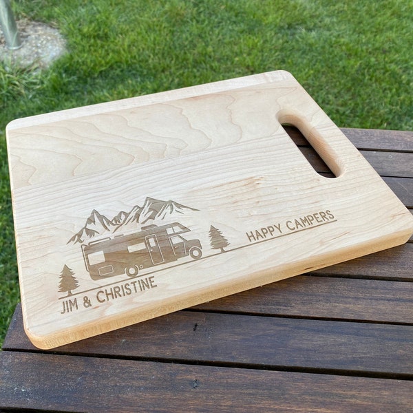 Gelukkige kampeerders Gepersonaliseerde snijplank Rv geschenken Rv decor Camper decor Camp decor Gegraveerd bord Cadeau voor kampeerders Camping cadeau voor paar