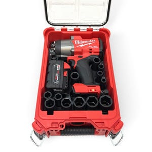 Puede incluir: Una llave de impacto roja Milwaukee Fuel con batería negra M18, guardada en un maletín de transporte de plástico rojo con tapa transparente. El maletín contiene múltiples dados de metal negro dispuestos en ranuras alrededor de la herramienta.