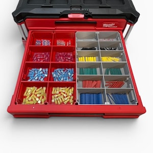 Può includere: Un'unità di stoccaggio a cassetto Milwaukee Packout rossa e nera con un cassetto aperto contenente diversi scomparti. Il lato sinistro contiene vari connettori elettrici colorati, mentre il lato destro contiene guaine termorestringenti.