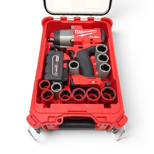 Puede incluir: Un kit de llave de impacto Milwaukee FUEL rojo en una caja roja. El kit incluye una llave de impacto, una batería y varios vasos. La caja tiene una tapa transparente y cierres metálicos. El logotipo de Milwaukee es visible.