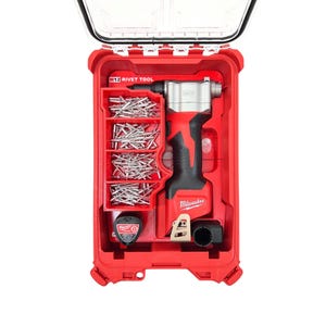 Puede incluir: Una remachadora Milwaukee M12 roja y negra guardada en un maletín de plástico rojo. El maletín incluye un compartimento lleno de remaches de metal plateado, una batería y una boquilla. El texto M12 RIVET TOOL está impreso en el maletín.