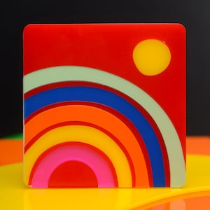 Pintura decorativa de parede representando um arco-íris em plexiglass, uma pintura perfeita para um quarto de criança