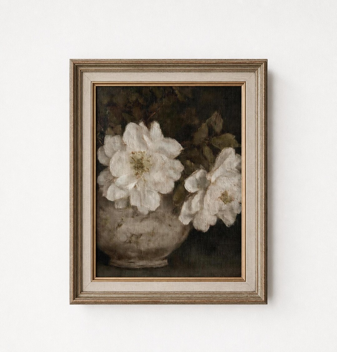 陶器の鉢に生けられた白い花の壁掛けアート、黄色い中心部を持つ油絵